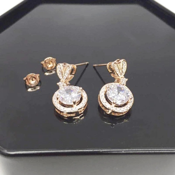 🌹 New Gold Heart Studs with Round CZ Earrings - Picture 3 of 4